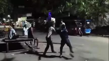 हमीरपुर: मौदहा कोतवाली क्षेत्र में शराब के ठेके के पास शराबियों के बीच हुई मारपीट, वीडियो हुआ वायरल