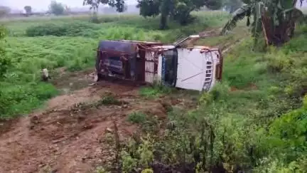 मड़िहान: राजगढ़ के धंसारिया गांव के पास वध के लिए पशुओं को लेकर जा रही पिकअप पलटी, पशु तस्कर हुए फरार, मौके पर पहुंची पुलिस