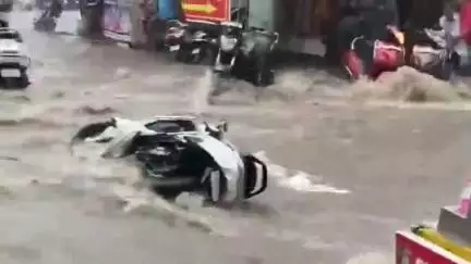 अजमेर: अजमेर में मानसून की पहली बारिश का कहर, मदार बना नदी नाला, टू वीलर वाहन बहते आए नजर