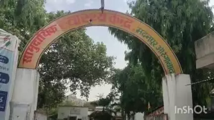 मदनपुर: खिरियावा मोड के पास अनियंत्रित होकर ऑटो पलटा, ऑटो पर सवार 5 लोग घायल