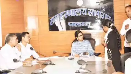 मेदिनीनगर (डालटनगंज): पलामू उपायुक्त के जनता दरबार में शिकायतों का अंबार, कई का ऑन द स्पॉट निष्पादन