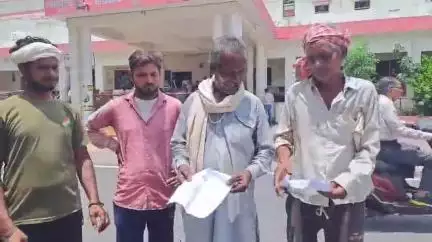 झांसी: प्रधानमंत्री की ओर से खाते में भेजी जा रही सम्मान निधि को धोखे से निकाला गया, दो किसानों ने जिलाधिकारी से की शिकायत