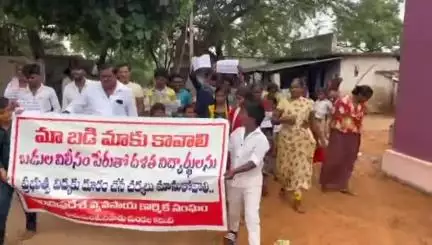 కనిగిరి: రసీదుపురం ప్రాథమిక పాఠశాలను కోట తిప్పల పాఠశాలలో విలీనం చేయడాన్ని నిరసిస్తూ విద్యార్థులు, తల్లిదండ్రుల ధర్నా