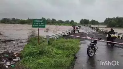 ડોલવણ: ડોલવણ તાલુકાના કુંભીયા નજીકથી પસાર થતી ઓલણ નદીમાં ઘોડાપુર આવતા બ્રિજ બંધ કરાયો.#Jansamasya