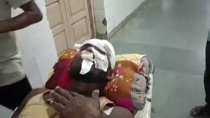 তুফানগঞ্জ ১: গোলকগঞ্জ এলাকায় জাতীয় সড়কে  ইটবোঝাই ভুটভুটি গাড়িতে ধাক্কা ডাম্পারের, ভুটভুটির চালককে তুফানগঞ্জ হাসপাতালে আনলে রেফার