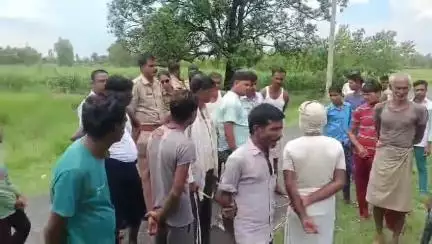 लहरपुर: ग्राम खानपुर मोहिउद्दीनपुर में ताजिया दफनाने को लेकर चल रहे विवाद को पुलिस और राजस्व टीम ने सुलझाया