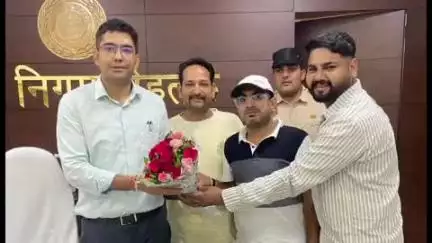 रोहतक: नगर निगम कार्यालय में गोहाना अड्डा रेहड़ी चालकों ने निगम आयुक्त डॉ. आनंद कुमार शर्मा का आभार जताया