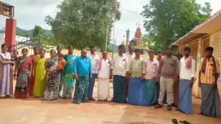 రాయదుర్గం: ఒకే టీచర్ తో చదువులు ఎలా సాగుతాయంటూ మలపనగుడి గ్రామంలో పాఠశాల కు తాళాలు వేసి తల్లిదండ్రులు నిరసన