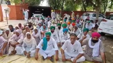 ਤਲਵੰਡੀ ਸਾਬੋ: ਡੀ ਐਸ ਪੀ ਦਫ਼ਤਰ ਬਾਹਰ ਲੜਕੀ ਦੇ ਇਨਸਾਫ ਮੰਗ ਨੂੰ ਲੈਕੇ  ਕਿਸਾਨਾਂ ਨੇ ਘੇਰਿਆ ਡੀ ਐਸ ਪੀ ਦਫਤਰ