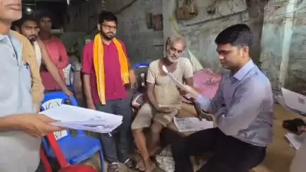 शिवहर: मसौढा पंचायत में विशेष गहन पुनरीक्षण कार्य का अवलोकन करने पहुंचे डीएम