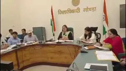 गोंडा: कलेक्ट्रेट सभागार में DM नेहा शर्मा और CDO अंकिता जैन ने समग्र शिक्षा के तहत गठित जिला अनुश्रवण समिति की बैठक ली