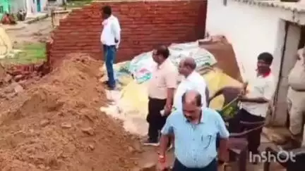 भितरवार: साखनी गांव में शासकीय रास्ते से अतिक्रमण हटा, जल्द बनेगी सीसी रोड