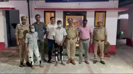 रामपुर: दिल्ली पुलिस ने रामपुर में न्यायिक हिरासत से फरार आरोपी को उसके सहयोगी के साथ किया गिरफ्तार