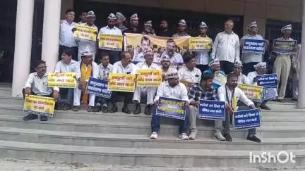 बागपत: AAP का विरोध प्रदर्शन, 50 से कम छात्र वाले स्कूल बंद करने के फैसले के खिलाफ कलेक्टर पर किया प्रदर्शन