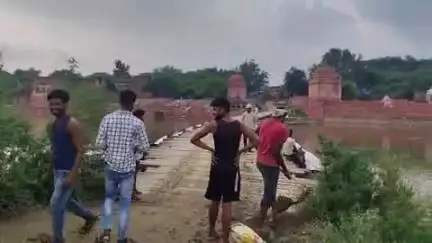 बाह: बटेश्वर में यमुना पर बने पैंटून पुल को हटाने का कार्य शुरू, स्टीमर सेवा से नदी पार करेंगे ग्रामीण