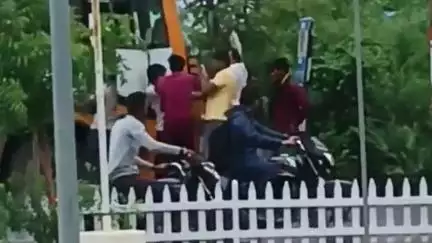 रायसेन: बालमपुर पेट्रोल पंप के सामने यात्री बस ट्रक में घुसी, ड्राइवर-कंडक्टर ने ट्रक चालक से की मारपीट, वीडियो वायरल