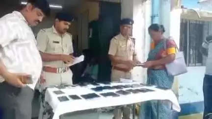 আলিপুরদুয়ার ২: হারিয়ে যাওয়া 35টি মোবাইল উদ্ধার করে প্রকৃত মালিকদের হাতে তুলে দিল শামুকতলা থানার পুলিশ
