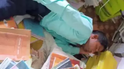 पीरटांड: खुखरा स्कूल में शराब के नशे में लिपिक और कर्मचारी, बच्चों से वसूली के आरोप, प्रबंधन हैरान