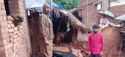ଜୟପୁର: ବର୍ଷାରେ ବେହାଲା ହୋଇଛି  ଜୟପୁର  ପାତ୍ରପୁଟ, ପଣସପୁଟ ବାଗ୍ରା ଓ ଜିଲା ଚିକିତ୍ସାଳୟ ନିକଟରେ ଗଛ ଉପୁଡି ପଡି ରାସ୍ତା ଅବରୋଧ, ଭାଙ୍ଗିଲା ଘର