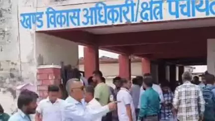 सल्ट: सल्ट में पंचायत चुनाव के नामांकन पत्र खरीदने के लिए उमड़ी भीड़, पुलिस टीम रही मुस्तैद