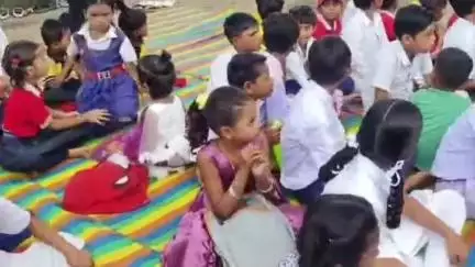 मंडला: महाराजपुर में महंत दीपक दास ने सरस्वती शिशु मंदिर स्कूल में लगाया ताला, सड़क पर पढ़ने को मजबूर बच्चे
