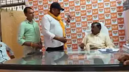 कोरांव: टुड़ियार में पीडब्ल्यूडी की सड़क पर कीचड़ और गड्ढा होने को लेकर ग्रामीणों ने विधायक राजमणि कोल को सौंपा ज्ञापन