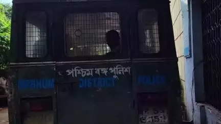 সিউড়ি ১: পঞ্চায়েত সমিতির সভাপতি কে হেনস্তা করার ঘটনায় দুজন অভিযুক্তকে গ্রেফতার করে সিউড়ি আদালতে পেশ করলো পুলিশ