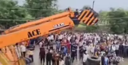 गोंदिया: एमआयडीसी मुंडीपार बसस्टॉपवर राख वाहून नेणारा टिप्पर अनियंत्रित झाल्याने टिप्पर चालकाचा घटनास्थळीच मृत्यू