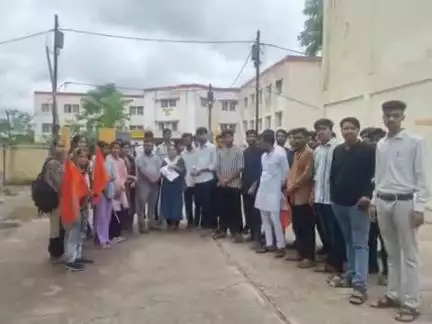 टीकमगढ़: प्राणी शास्त्र में छात्रों को किया फेल, ABVP ने प्रधानमंत्री कॉलेज ऑफ एक्सीलेंस के प्राचार्य को सौंपा ज्ञापन