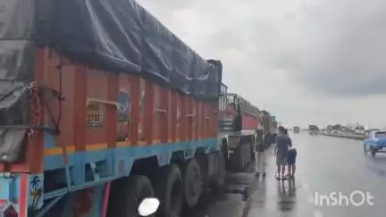জামালপুর: আঝাপুর চৌমাথা সহ জাতীয় সড়কের জামালপুরের বিভিন্ন এলাকায় পথ নিরাপত্তা সপ্তাহ পালন করল ট্রাফিক ওসি ও জামালপুর থানা