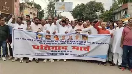 कोडरमा: कथावाचक का अपमान, दलितों की पिटाई और महिला नेत्री पर अश्लील टिप्पणी के खिलाफ झुमरीतिलैया में प्रतिवाद मार्च