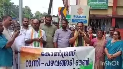 റാന്നി: റോഡ് നിർമാണം പൂർത്തിയാക്കണം, കോൺഗ്രസ് റാന്നി എം.എൽ.എയുടെ ഓഫീസിലേക്ക് മാർച്ച് നടത്തി