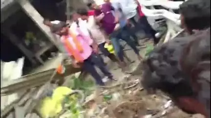फरेंदा: पुरन्दरपुर क्षेत्र के सुधारपुर चौराहे पर अनियंत्रित ट्रेलर ने तीन लोगों को रौंदा, एक की मौत, दो गंभीर घायल