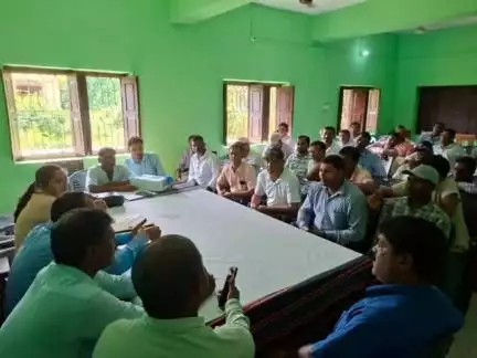 सूरजगढ़: सूरजगढ़ा प्रखंड कार्यालय में डीसीएलआर ने बीएलओ के साथ विशेष पुनरीक्षण को लेकर की बैठक