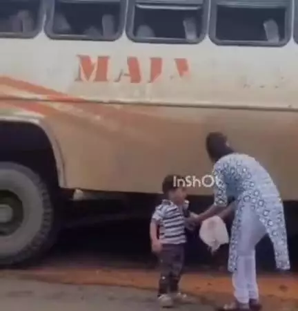 होशंगाबाद नगर: SPM रेलवे क्रॉसिंग के पास सड़क में धँसी बस, ड्राइवर साइड से यात्रियों को निकाला गया, वीडियो वायरल