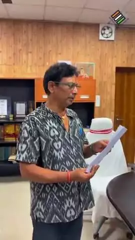 औरंगाबाद: जिलाधिकारी ने विशेष गहन पुनरीक्षण के तहत एन्युमेरेशन फॉर्म भरकर मतदाताओं को किया जागरूक