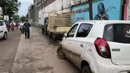 नांदगाव: दत्त मंदिर रोड मोठ्या गुरुद्वारा जवळ अल्टो कार इलेक्ट्रिक पोलवर आढळल्याने दोन जण जखमी