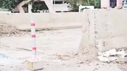 बागलाण: सटाणा ताहराबाद रस्त्यावर टेम्पो ट्रॅव्हलची दुभाजकला धडक...