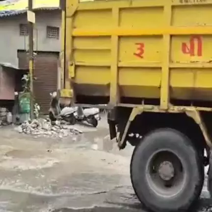 રાજકોટ પશ્ચિમ: લાતી પ્લોટ વિસ્તારમાં મસમોટા ખાડા અને ગંદકીને લઈને  અહીંના વેપારીઓ ભારે પરેશાન,તાકીદે પગલા લેવા માગણી #jansamsya