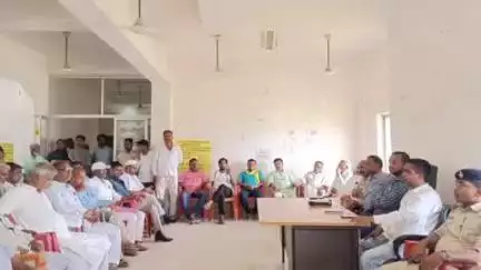 बेनीपुर आगामी मुहर्रम पर्व को लेकर अलीनगर प्रखंड कार्यालय के सभागार में की गई बैठक