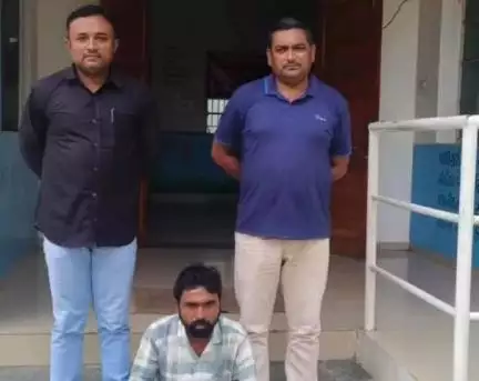લાઠી: વિશ્વાસઘાતના ગુનામાં છ માસથી નાસ્તા ફરતા આરોપીને દામનગર વિસ્તાર ખાતેથી શોધી લેતી પેરલ ફર્લો સ્કવૉર્ડ