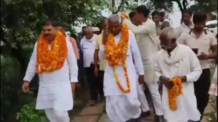 चकिया: चितौड़ी में चकिया विधायक और ब्लाक प्रमुख ने गांव में टिन शेड, सीसी फर्श, सीसी ब्रेच का किया लोकार्पण