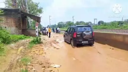 জয়পুর: ভাড্ডি তালতল থেকে জয়পুর রানীবাঁধ রেল দপ্তরের তৈরি রাস্তা বেহাল পরিদর্শনের রেল দপ্তরের কর্তারা