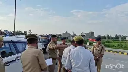 नजीबाबाद: जिलाधिकारी और पुलिस अधीक्षक बिजनौर ने यूपी-उत्तराखंड बॉर्डर का भ्रमण और निरीक्षण किया