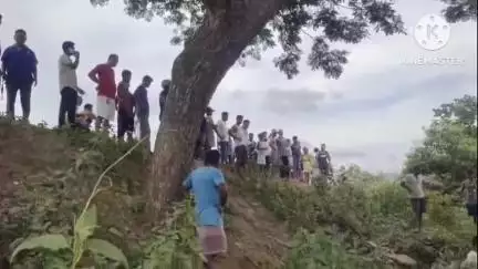 নগাঁও: কামপুৰৰ মনোহৰ গাঁৱত পথ দুৰ্ঘটনা, পথৰ পৰা বাগৰি পথাৰত পৰিল তেলভৰ্তি টেংকাৰ, আঘাতপ্ৰাপ্ত দুজনক চিকিৎসালয়ত ভৰ্তি