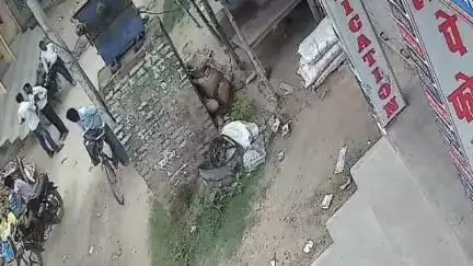 कसिया: तिनफेडिया में शिकायतकर्ता को सामने खड़ा कर पिटवाने और पैसा लेने का लेखपाल पर आरोप, सीसीटीवी वीडियो हुआ वायरल