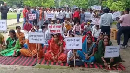 कोडरमा: गुमो के इंद्रजीत पांडेय की मौत का खुलासा न होने पर परिजनों का समाहरणालय में धरना, सीआईडी जांच की मांग