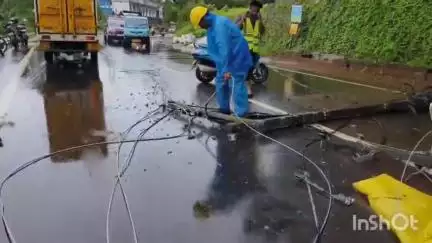 ഏറനാട്: പാലപ്പറ്റയിൽ നിയന്ത്രണം വിട്ട പിക്കപ്പ് വാൻ ഇടിച്ച് വൈദ്യുതിത്തൂണും കമ്പികളും റോഡിൽ പതിച്ചു