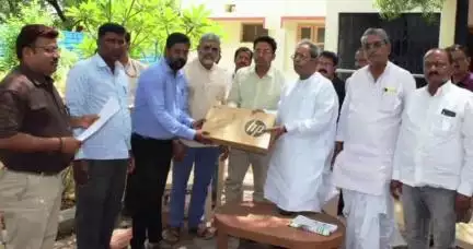ಬಾಗಲಕೋಟೆ: ನಗರದಲ್ಲಿ ಗ್ರಾಮ ಆಡಳಿತಾಧಿಕಾರಿಗಳಿಗೆ ಲ್ಯಾಪಟಾಪ್ ವಿತರಿಸಿದ ಶಾಸಕ ಮೇಟಿ