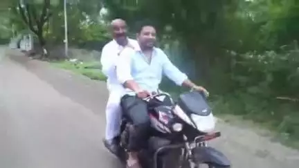 नेवासा: नेवासा तालुक्यात माजीखा.सुजय विखे व छत्रपतीसंभाजीनगरचे खा.संदिपानभुमरे यांनी दुचाकीवरशिरसगायेथेएकत्र केला प्रवास